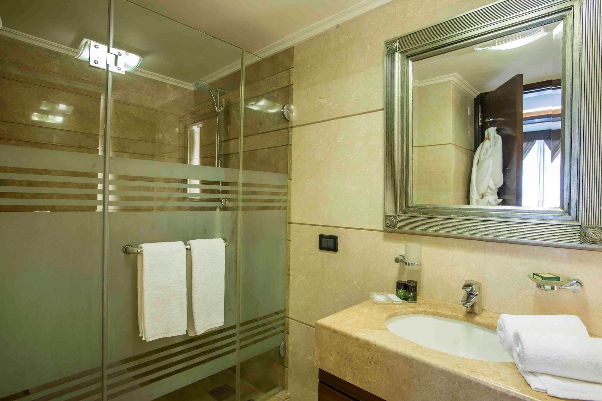 Imperial Suites Hotel Beirut Exteriör bild